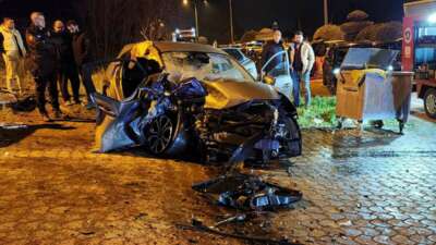 Bursa Mustafakemalpaşa'da iki otomobilin kafa kafaya