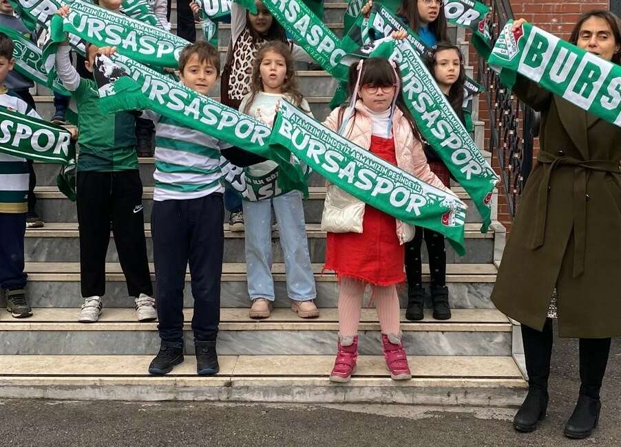 Bursa'da ilkokul öğrencileri karne