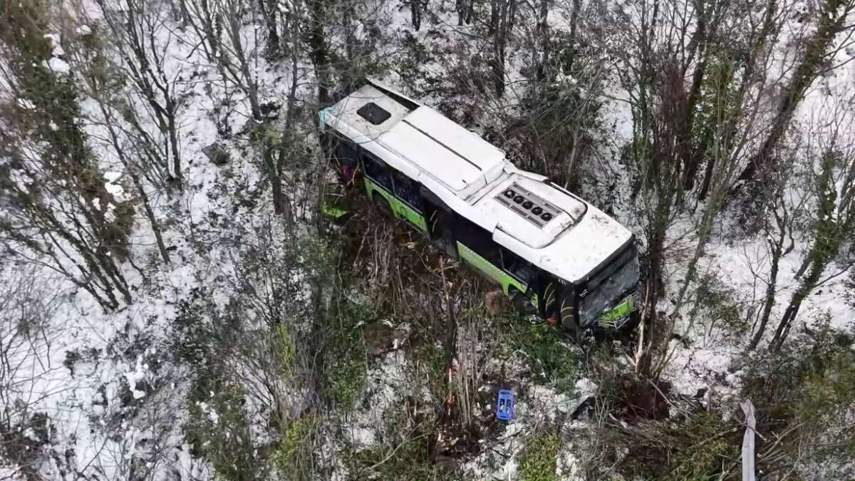 Kartepe’de feci kaza: Otobüs şarampole yuvarlandı, 22 yaralı