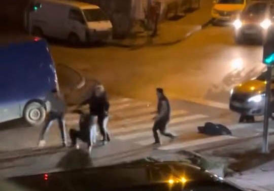 Kavgada yola savrulan çocuk korku dolu anlar yaşattı Bursa'nın Yıldırım ilçesinde trafikte