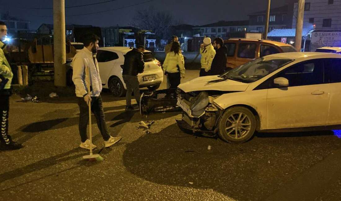 Kaza yapan otomobil savrulup kamyonete çarptı: 2 yaralı Bursa'nın İnegöl ilçesinde otomobille