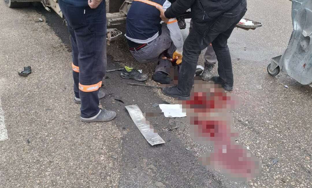 Bursa'da çöp toplayan işçi,