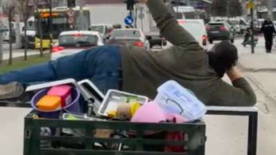 Bursa trafiğinde motorun üzerinde yatarak ilerleyen