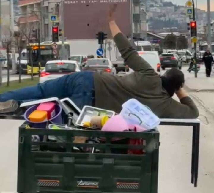 Bursa trafiğinde motorun üzerinde yatarak