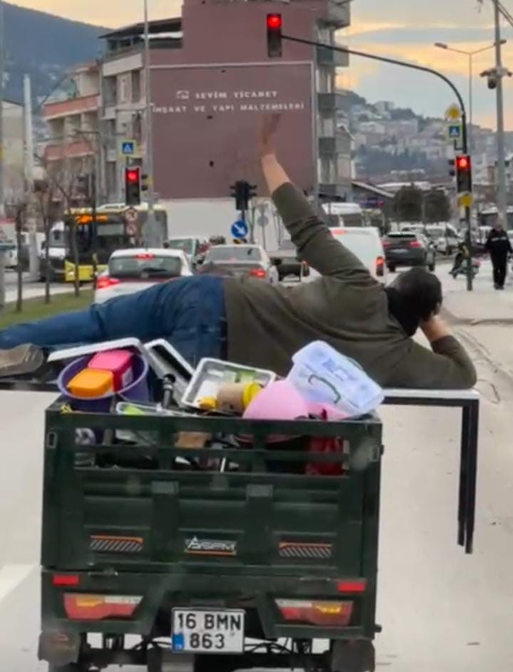 Motosikletin arkasında yatarak tehlikeli yolculuk