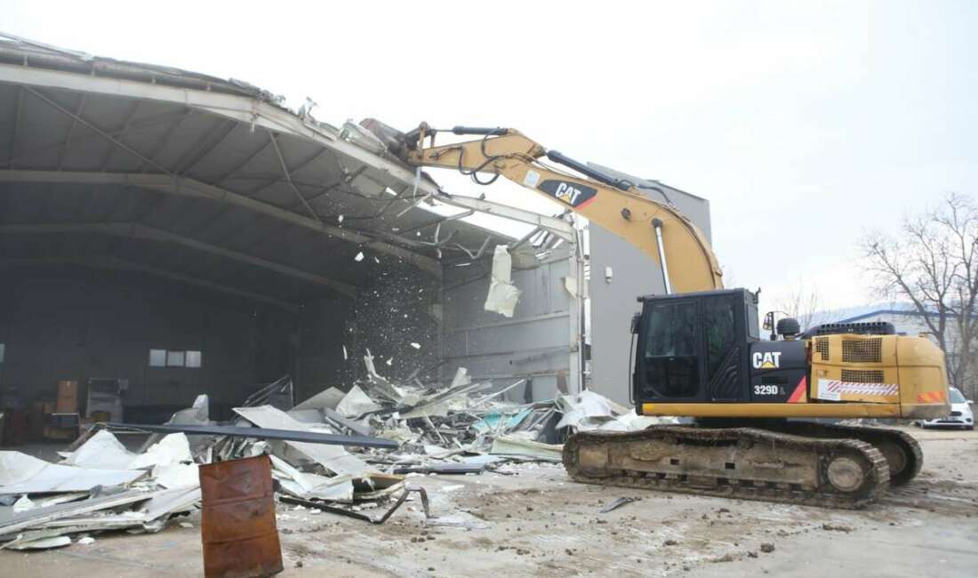 Nilüfer Belediyesi yıkım ekipleri,