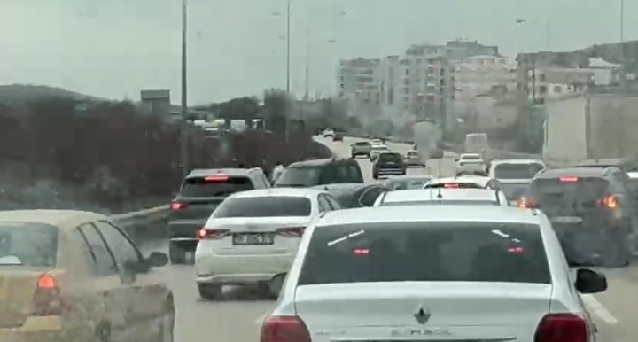 Otobanda tehlike…Ters yöne giren araç trafiği kilitledi Bursa'da otobanda ters yönden