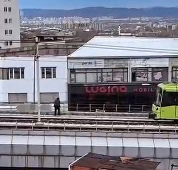 Bursa'da şiddetli rüzgarın kopardığı