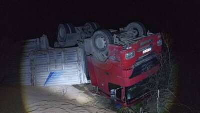 Bilecik'te seyir halindeki tırın devrilmesi