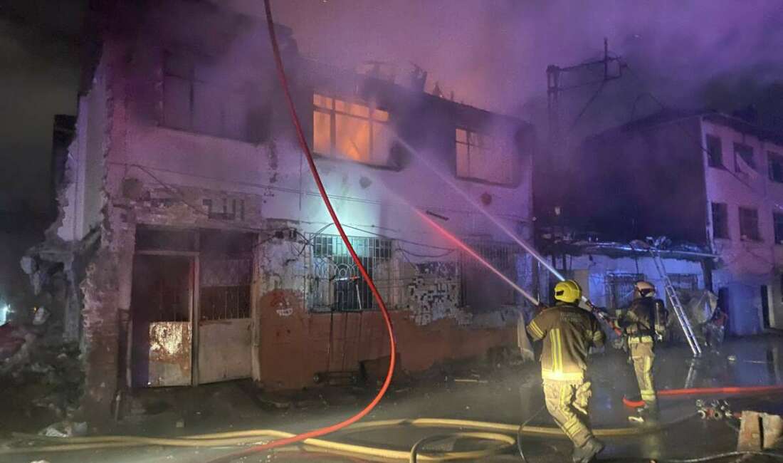 Sobadan çıkan yangın evi küle çevirdi: 2 kişi dumandan etkilendi Bursa'da iki katlı evde
