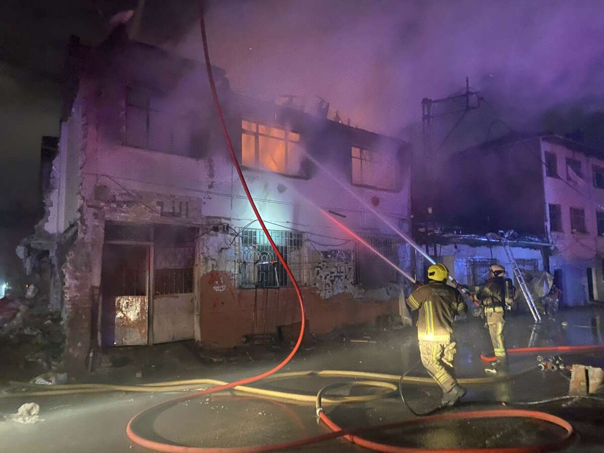 Sobadan çıkan yangın evi küle çevirdi: 2 kişi dumandan etkilendi