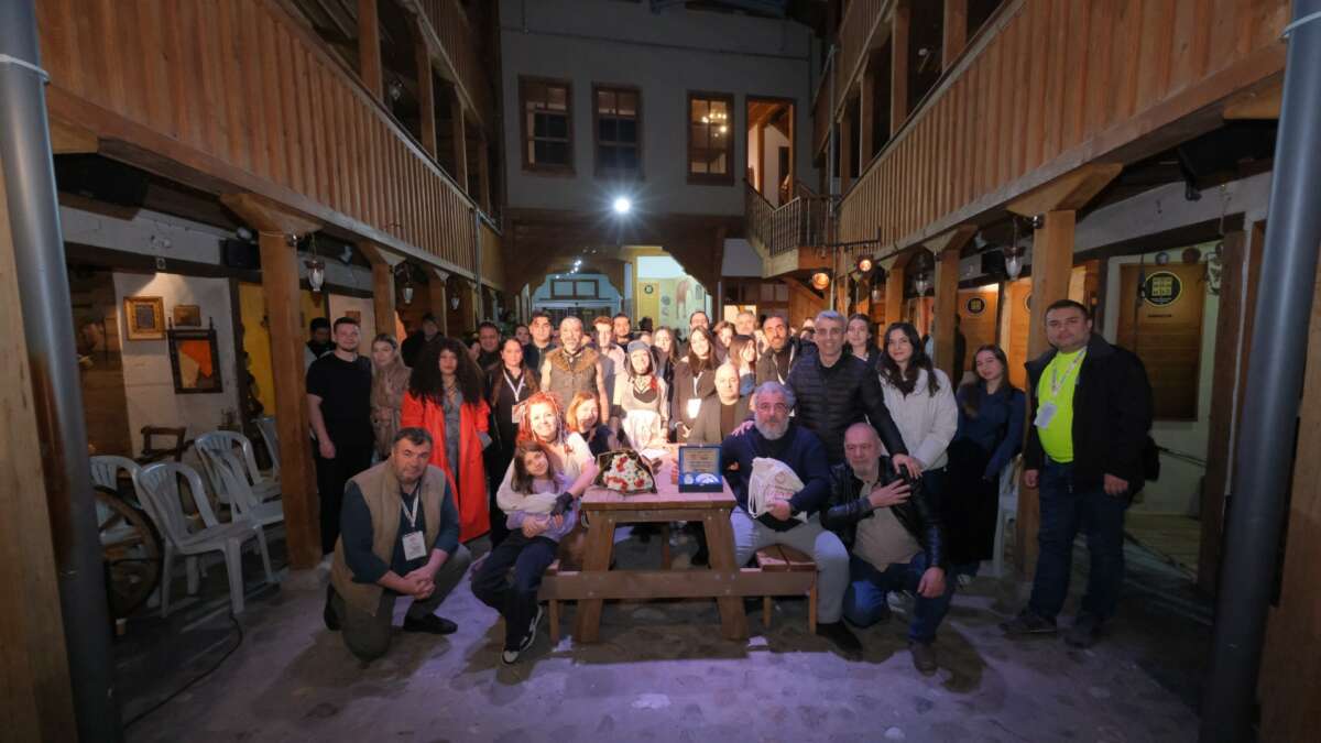 İnegöl’de Tiyatro Festivali 3 özel oyunla görkemli final yaptı