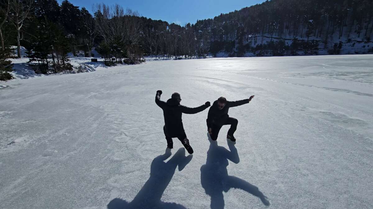 Üzerinde çökertme oynadığı, buzu kesip suya girdi