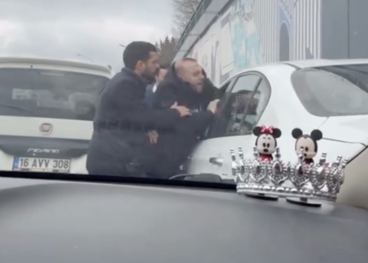 Bursa trafiğindeki bu kavganın faturası ağır oldu Bursa'da trafikte yol verme