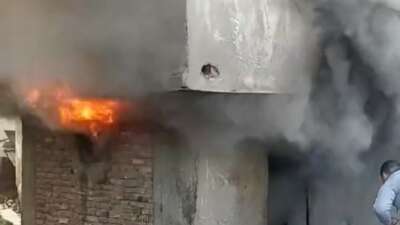 Bursa'da metruk bir bina alev