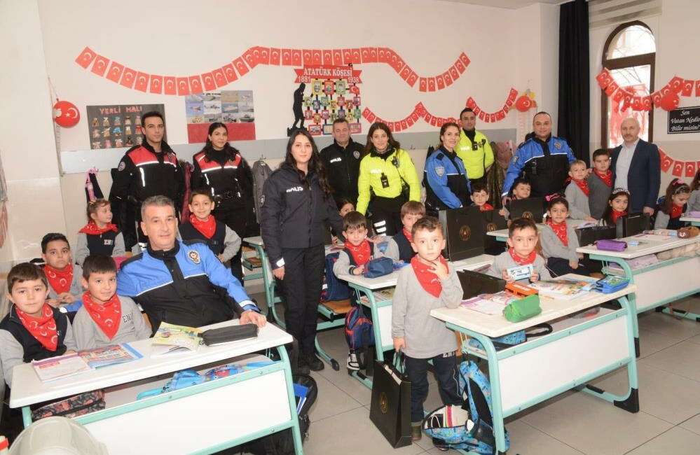 Bursa’da polislerden ilkokul öğrencilerine özel eğitim! Bursa'da ilkokul öğrencilerinin daveti