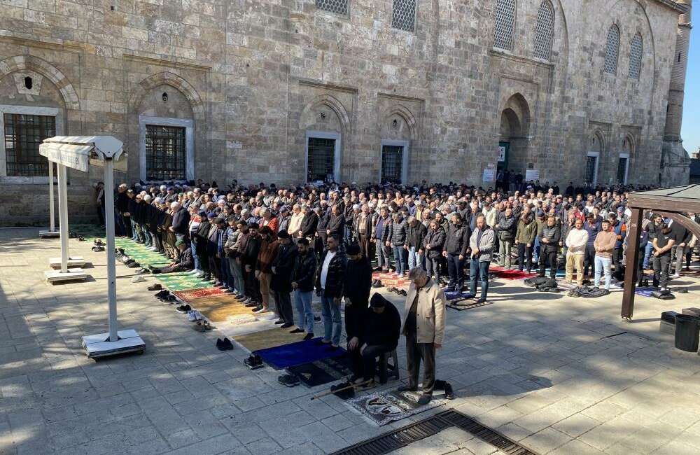 Ramazan’ın ilk Cuma’sında Ulucami bu şekildeydi! Ramazan ayının ilk