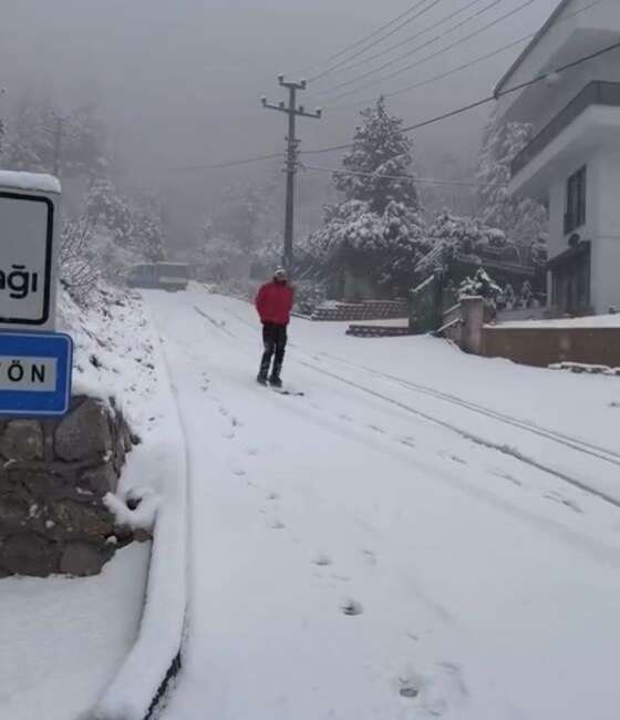 Bursa’da ilginç görüntü; Merkezde kayak yaptı Bursa'da şehir merkezine