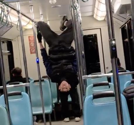 Bursa metrosunda bir garip olay; Bu gençler ne yapıyor? Bursa'da gece saatlerinde metroda