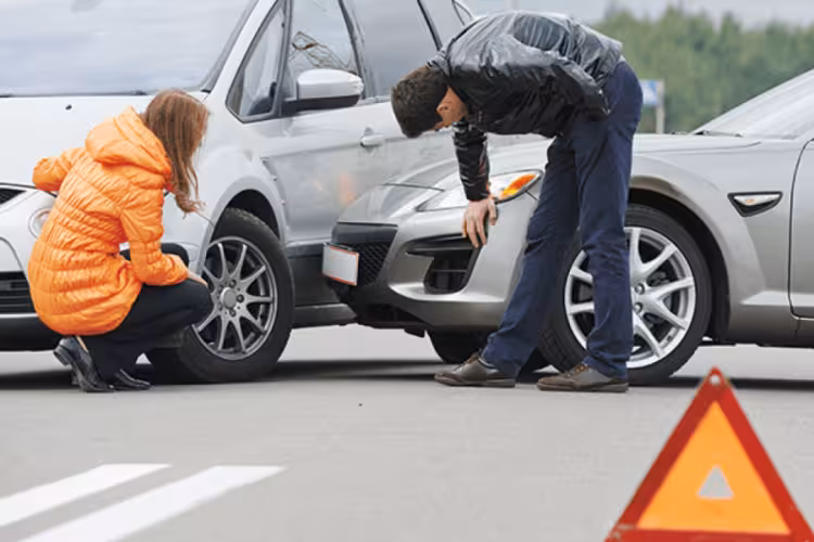 Trafik kazasına karışan sürücüler,