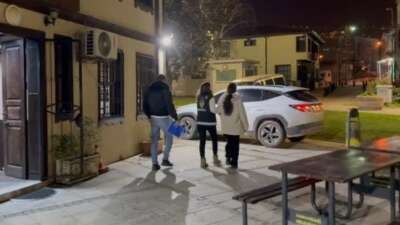 Bursa'da halk pazarında bebek arabasındaki