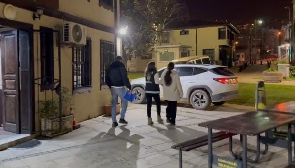 Bursa'da halk pazarında bebek