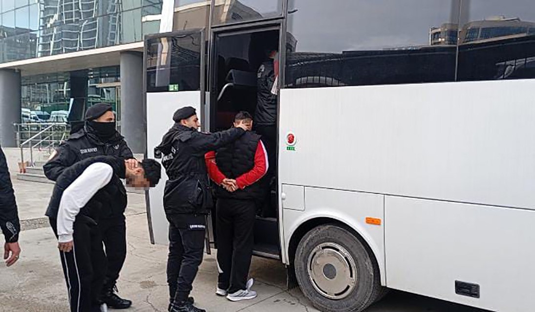 Bursa’da Özel Harekat destekli operasyon: 3 gözaltı Bursa Kaçakçılık ve Organize Suçlarla