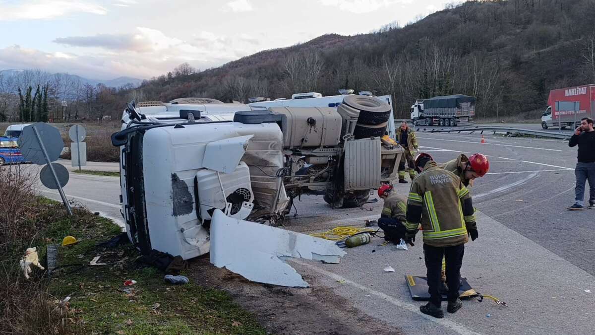 Bursa’da beton tankeri devrildi: 1 ölü