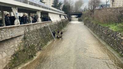Bursa'nın Yıldırım ilçesinde dereye düşen
