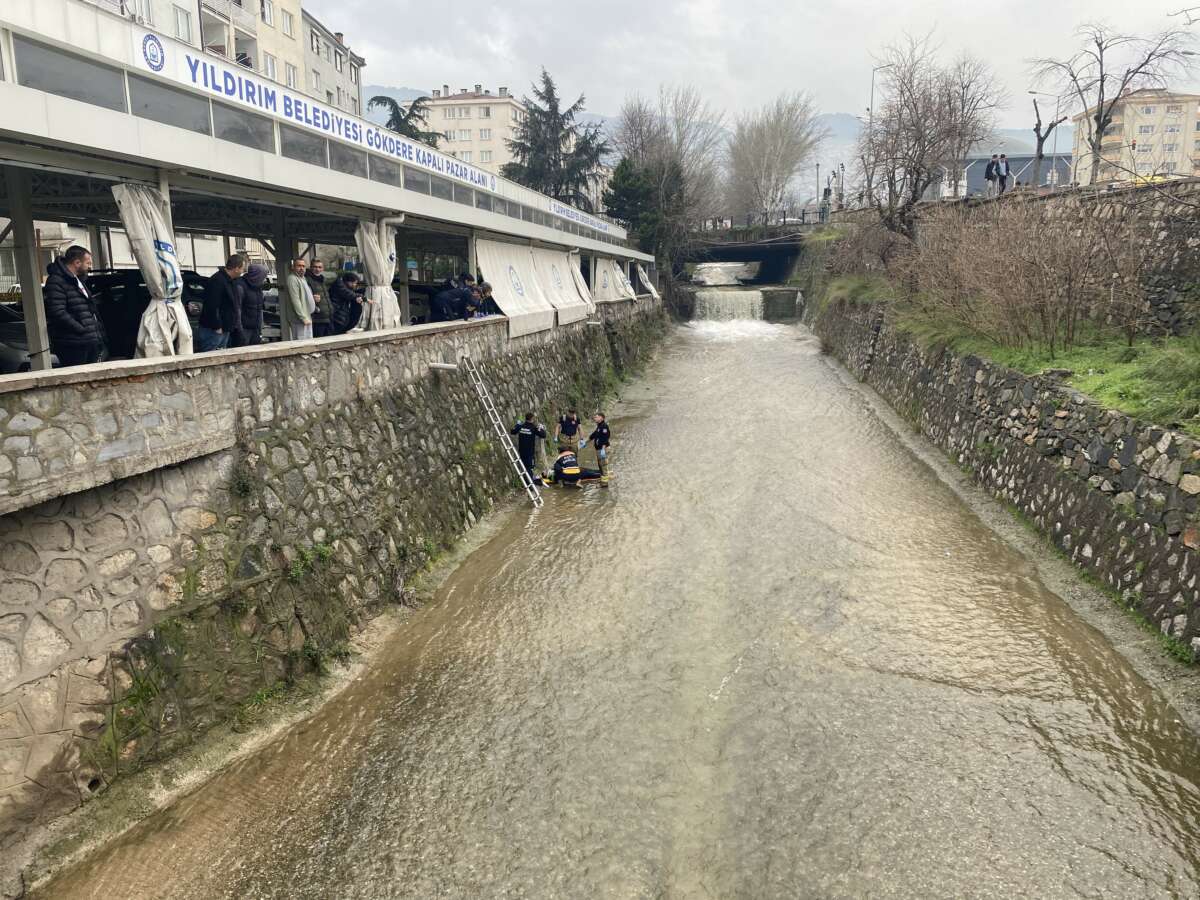 Bursa’da dereye düşen adam hayata döndürüldü