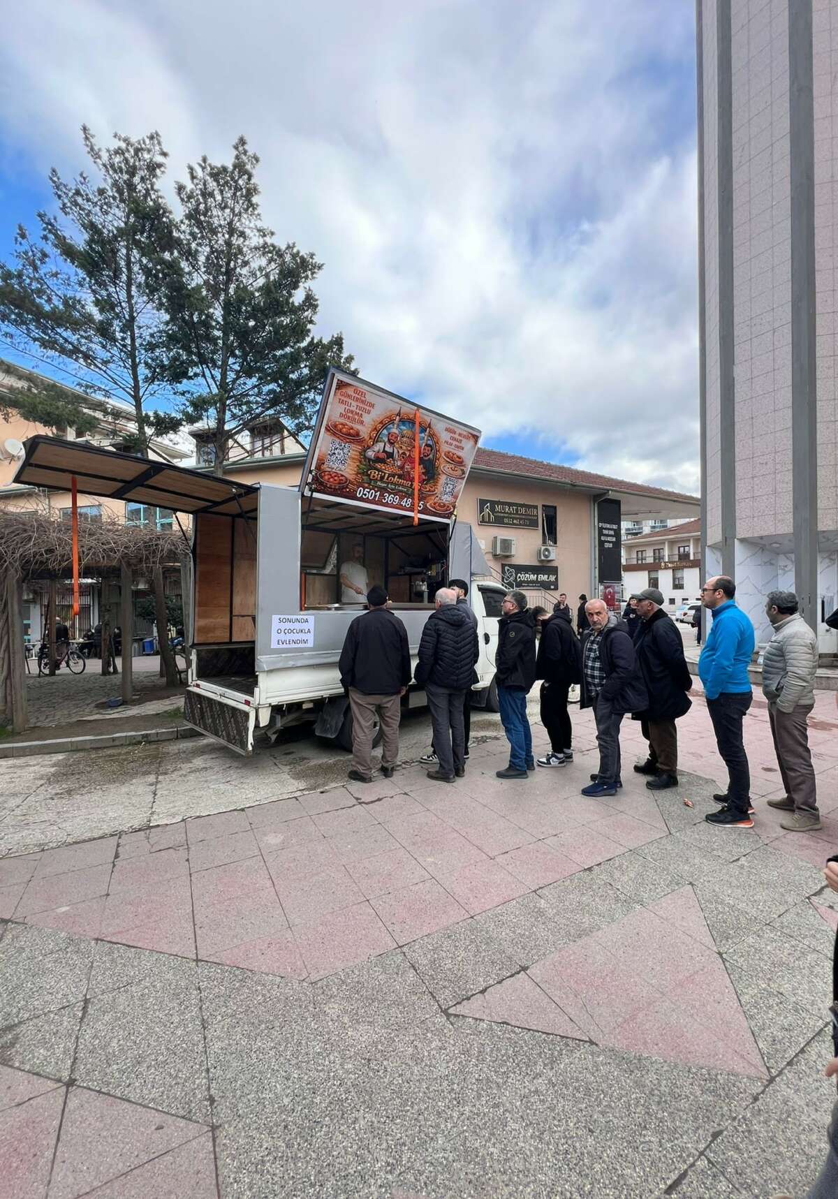 Bursa’da istediği ile evlenen kadın lokma dağıttı