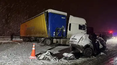 Erzurum’da tır ile otomobilin çarpıştığı