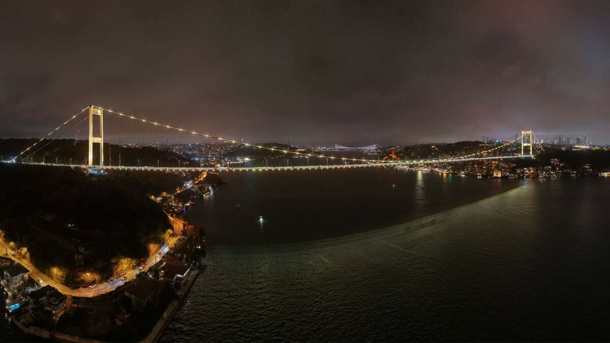 Fatih Sultan Mehmet Köprüsü Kanserli Çocuklar İçin sarıya büründü