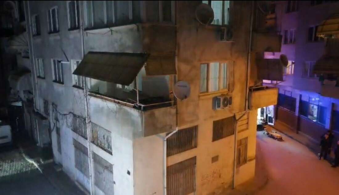 Gemlik’te riskli bina boşaltıldı, cadde ulaşıma kapandı Bursa’nın Gemlik ilçesinde hasarlı