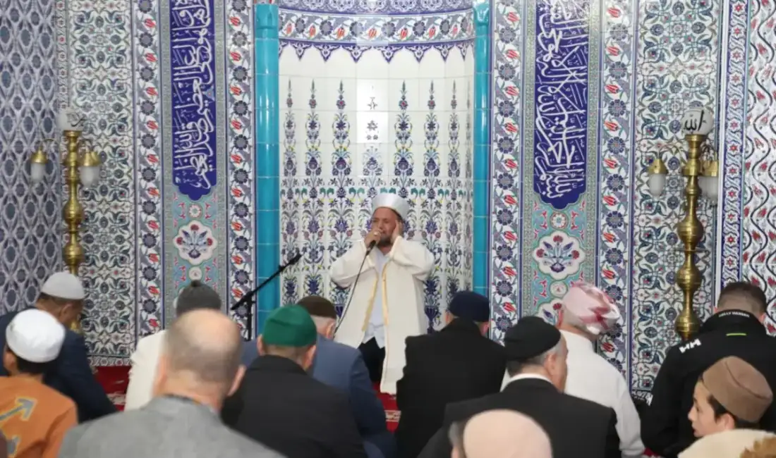 Hafız Ahmet Yüksel tilavetiyle gönülleri mest etti İnegöl Belediyesi’nin ramazan ayı