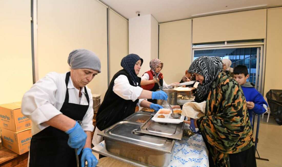 Osmangazi’de aileler, yaşlılar, gençler ve ihtiyaç sahipleri aynı sofrada buluştu! Ramazan ayının ilk gününde