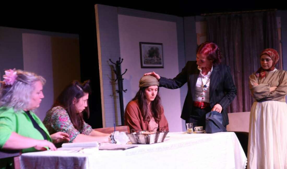 İnegöl’de “Kadın Sığınağı” izleyici ile buluştu İnegöl Belediyesi Şehir Tiyatrosu’nun