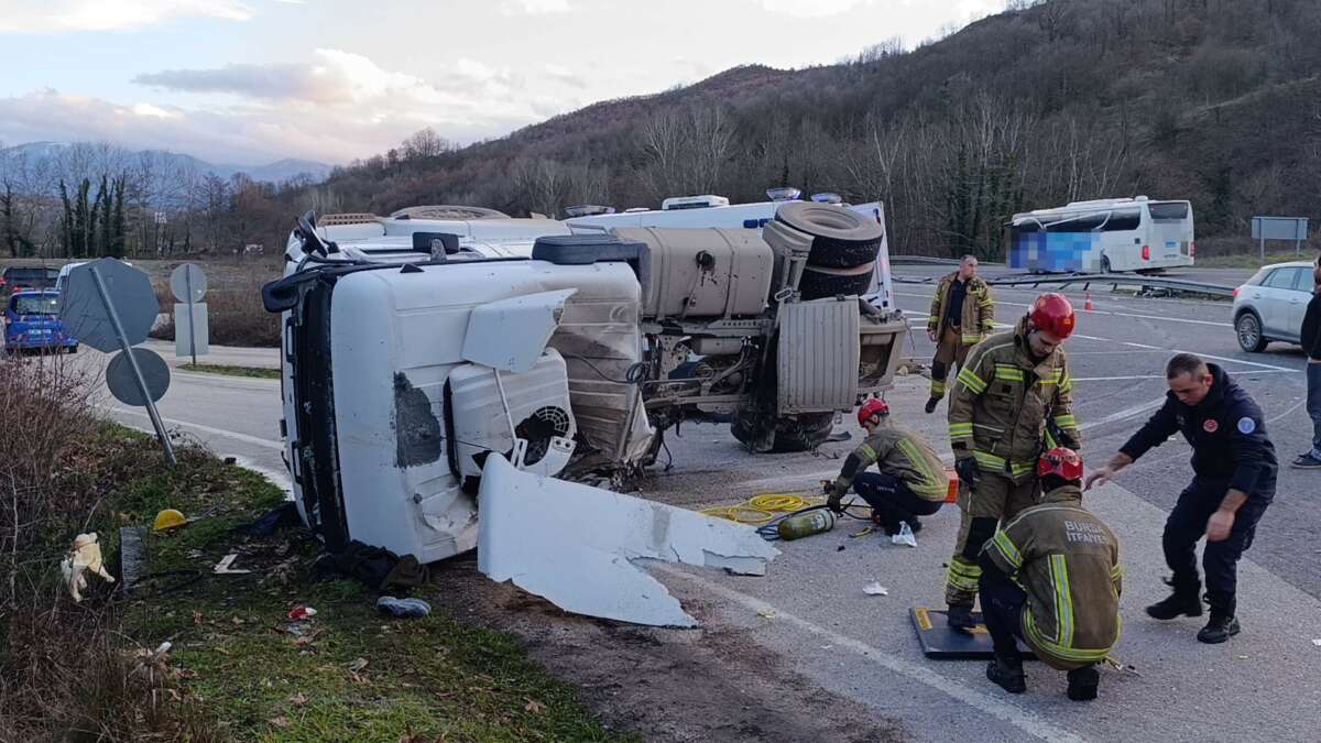 Kontrolden çıkan beton tankeri devrildi : Sürücü ağır yaralı