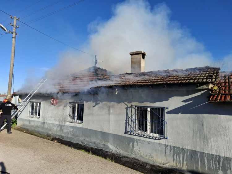 Bursa’da yaşlı çiftin evi kullanılamaz hale geldi Mustafakemalpaşa ilçesine bağlı kırsal