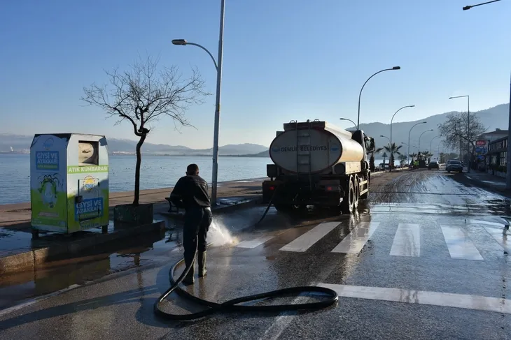 Bursa’da Kurşunlu Sahili’nde fırtına sonrası biriken atıklar temizlendi Bursa’nın Gemlik Belediyesi ekipleri,