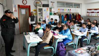 Okul genelinde gerçekleştirilen deprem tatbikatında