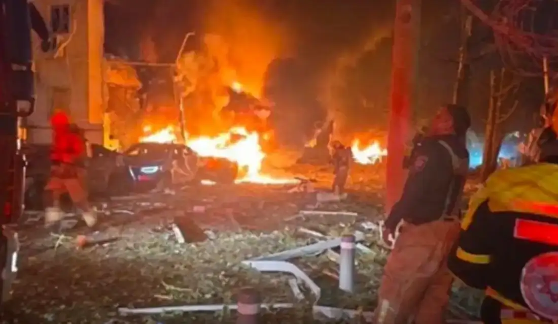 İran, İsrail'i bir kez