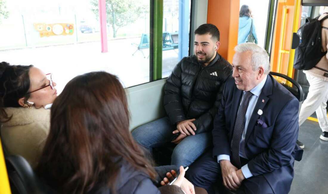 Başkan Özdemir, günün ilk saatlerinde metroda Bursalıların nabzını tuttu