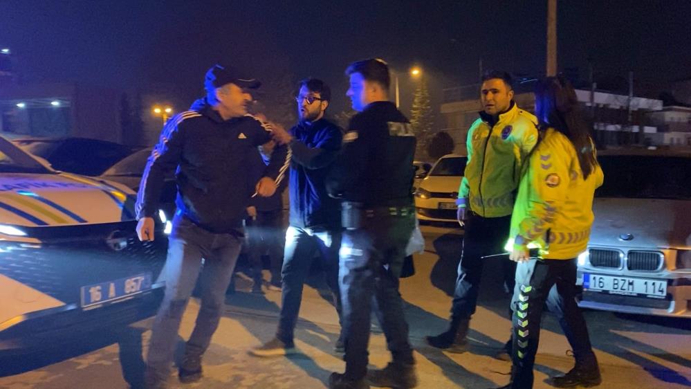 Bursa polisinin sabır sınavı; Kaputun üstünde oturup direndi Bursa'nın İnegöl ilçesinde