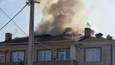 Bursa'nın İnegöl ilçesinde apartmanın çatısı,