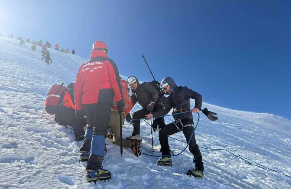 Uludağ’da mahsur kalan 2 kadın kurtarıldı Uludağ'da tırmanış için küçük