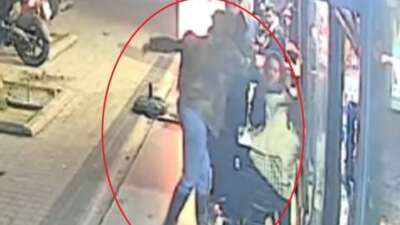 Bursa'nın Nilüfer ilçesinde kaldırımda giden