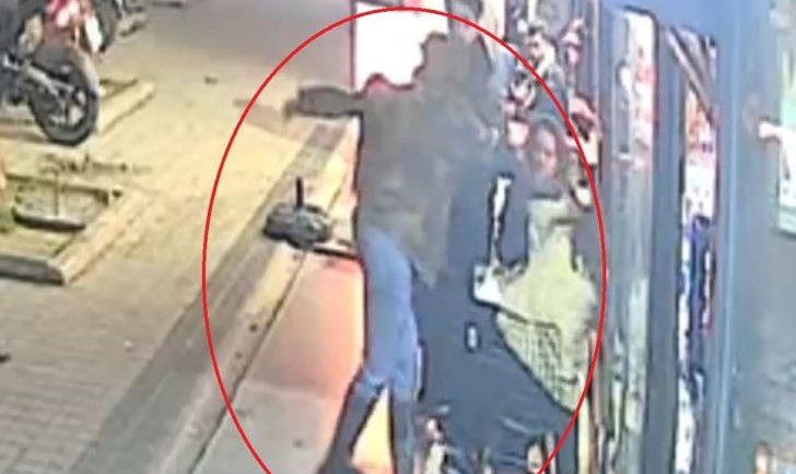 Bursa'nın Nilüfer ilçesinde kaldırımda