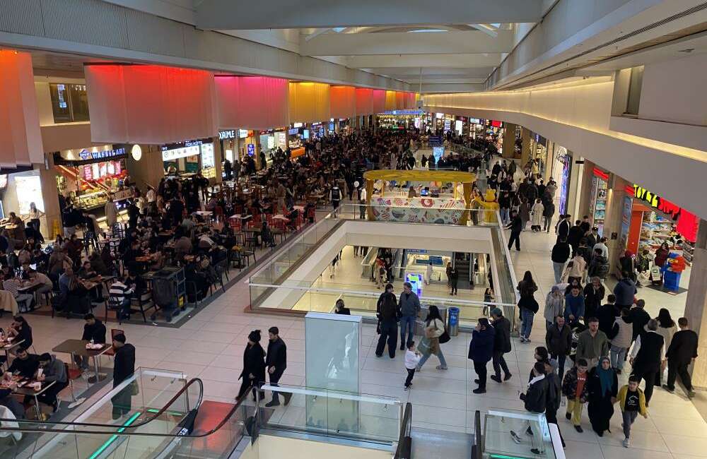 Hava soğuk olunca Bursalılar bayramda AVM’leri doldurdu!