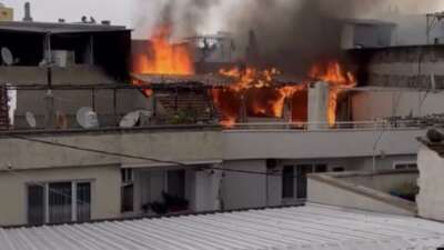 Bursa'da iki katlı binanın çatı